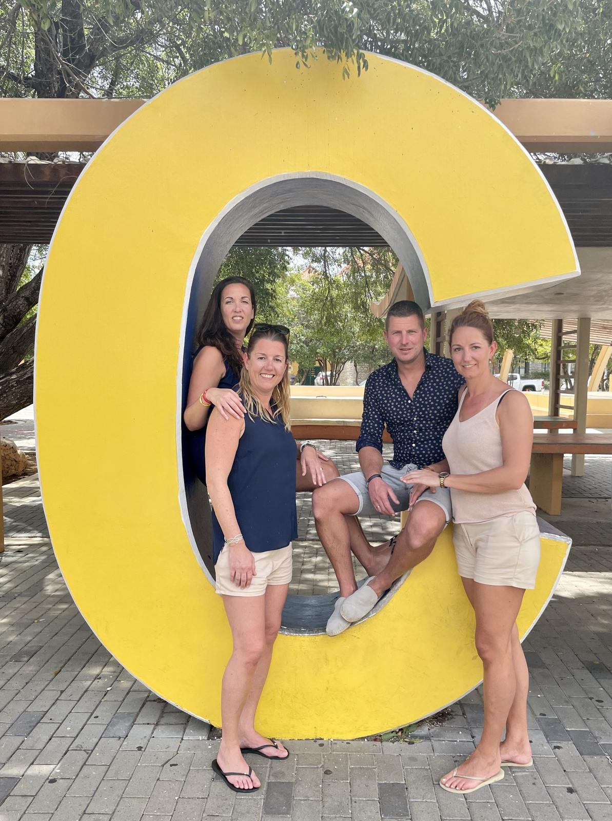 Paulien en Gusta en Tom en Jacqueline, de eigenaren van Vakantie in Curaçao