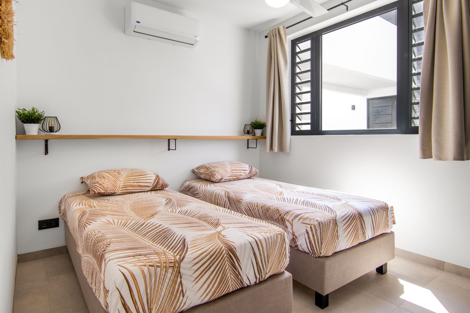 De masterbedroom met boxspring bed