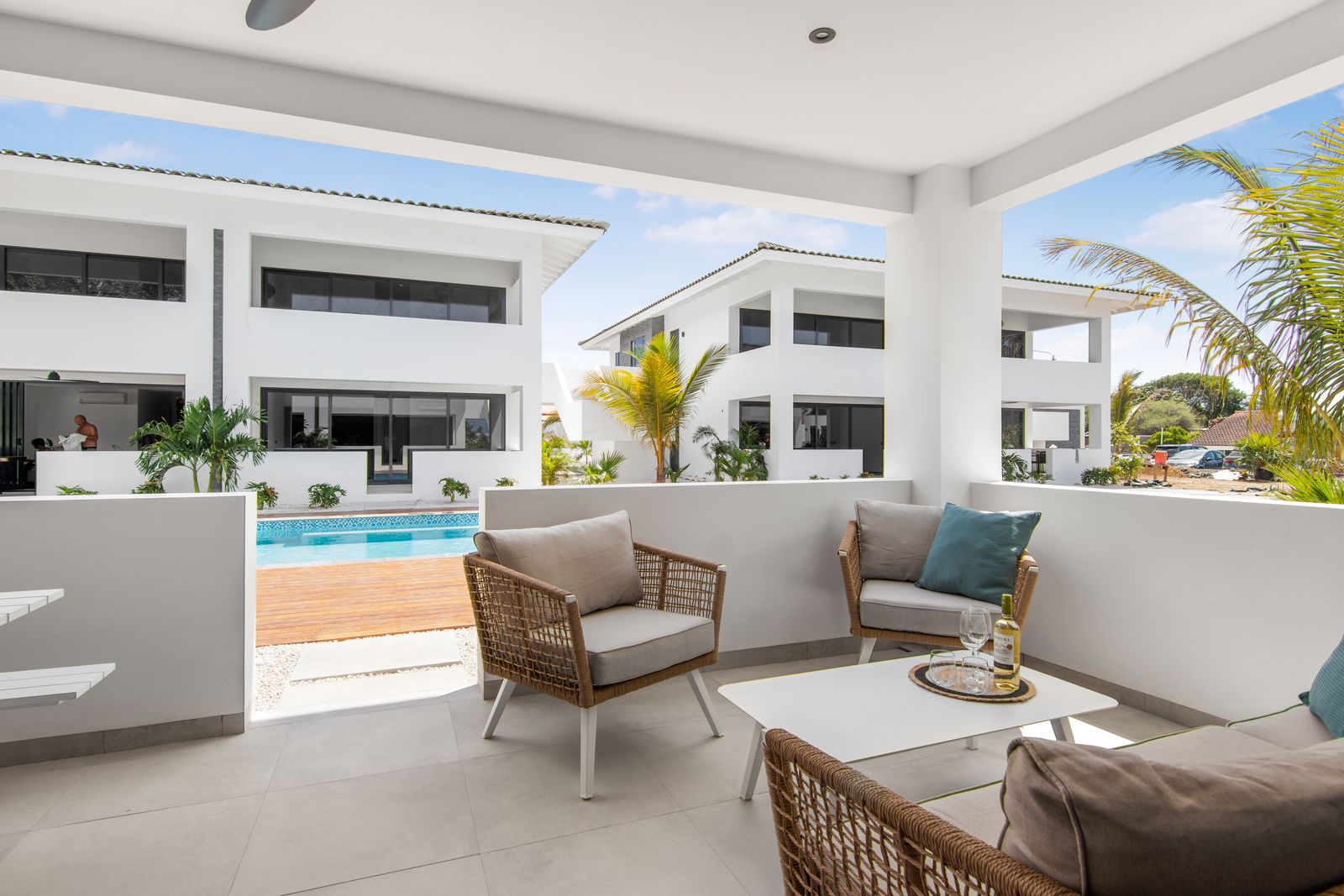 Het overdekte terras met loungeset